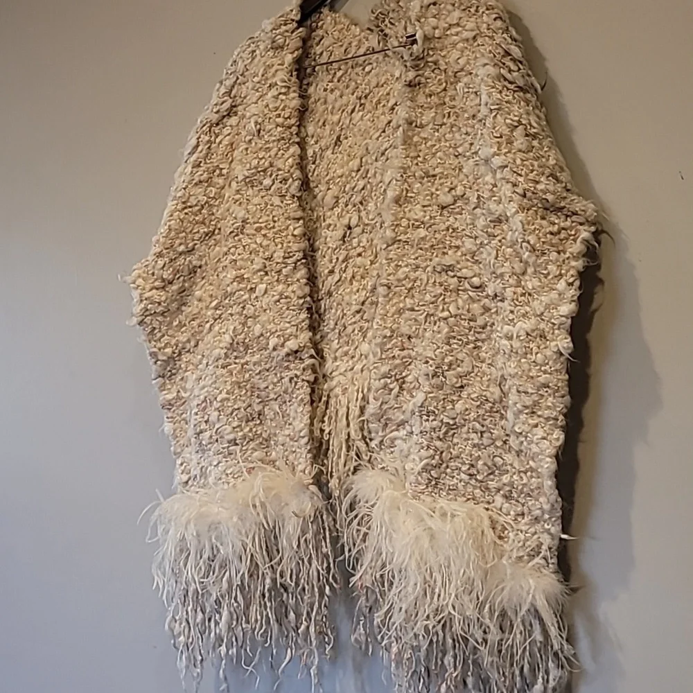 Thick fuzzy shawl with feather - Picture 2 of 11